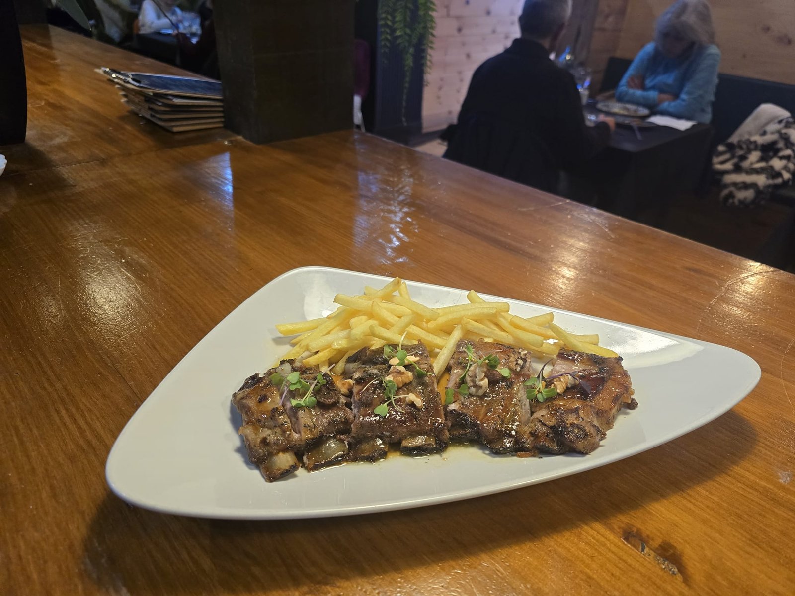 Costillar barbacoa con patatas