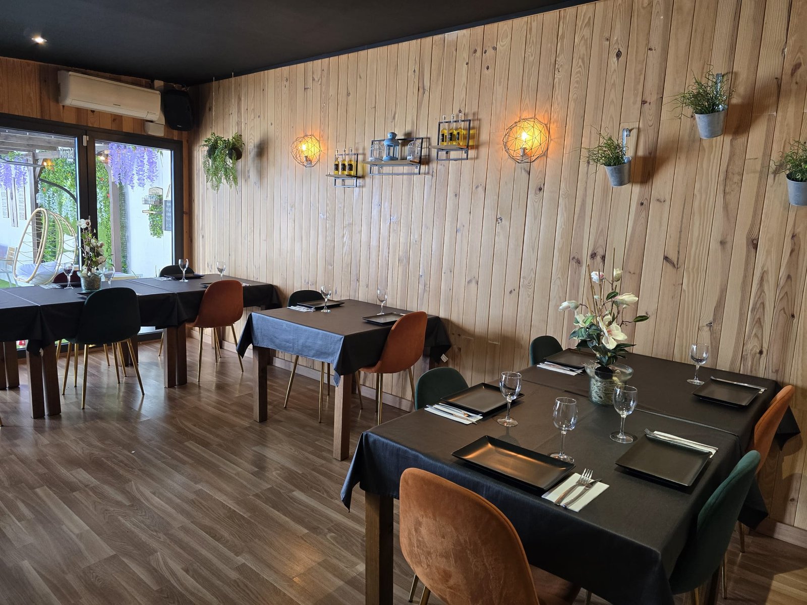 Salón privado - Decoración cálida en madera